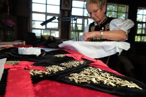 Goldstickerin zeigt bei den Holzschneflertagen ihre Fingerfertigkeiten. Foto: Birgit-Cathrin Duval Goldstickerin zeigt bei den Holzschneflertagen ihre Fingerfertigkeiten. Foto: Birgit-Cathrin Duval